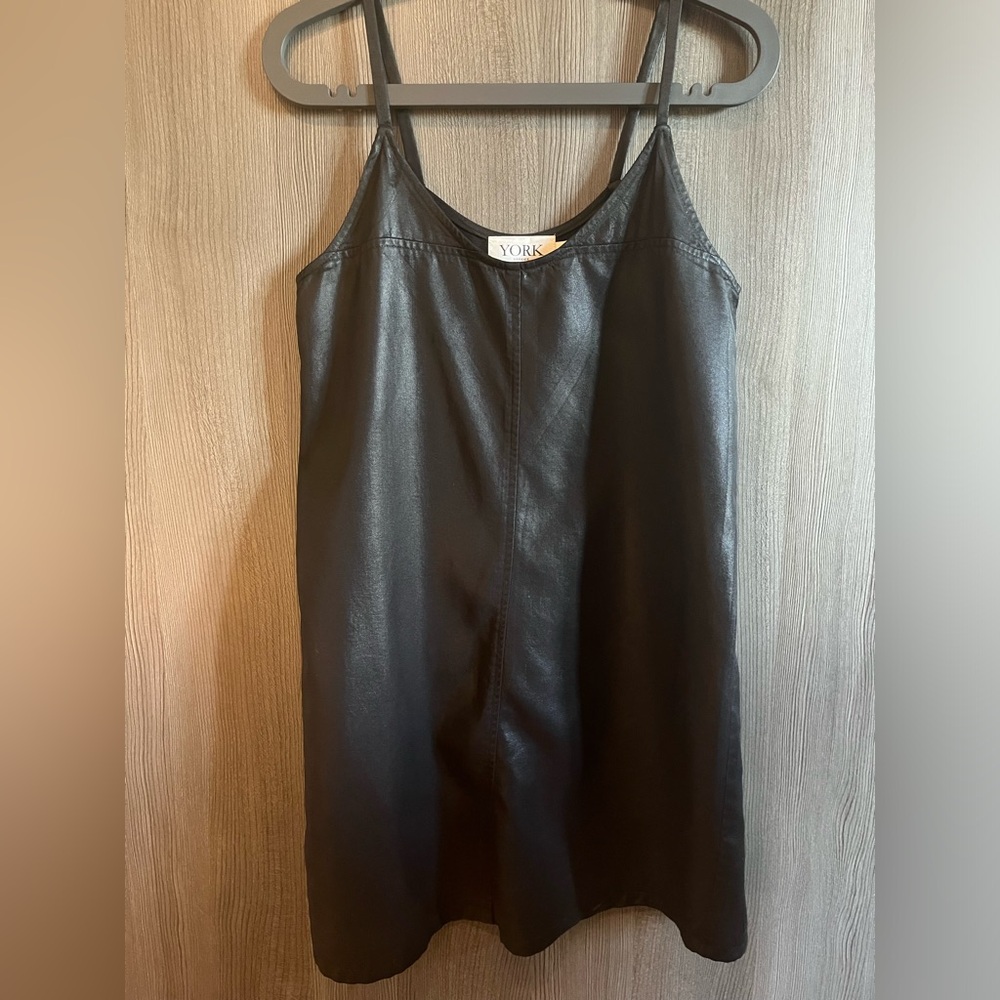 YORK Street relaxed ahort sleep dress in waxed fabrication